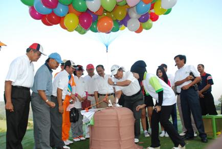 balon pelepasan dengan banner